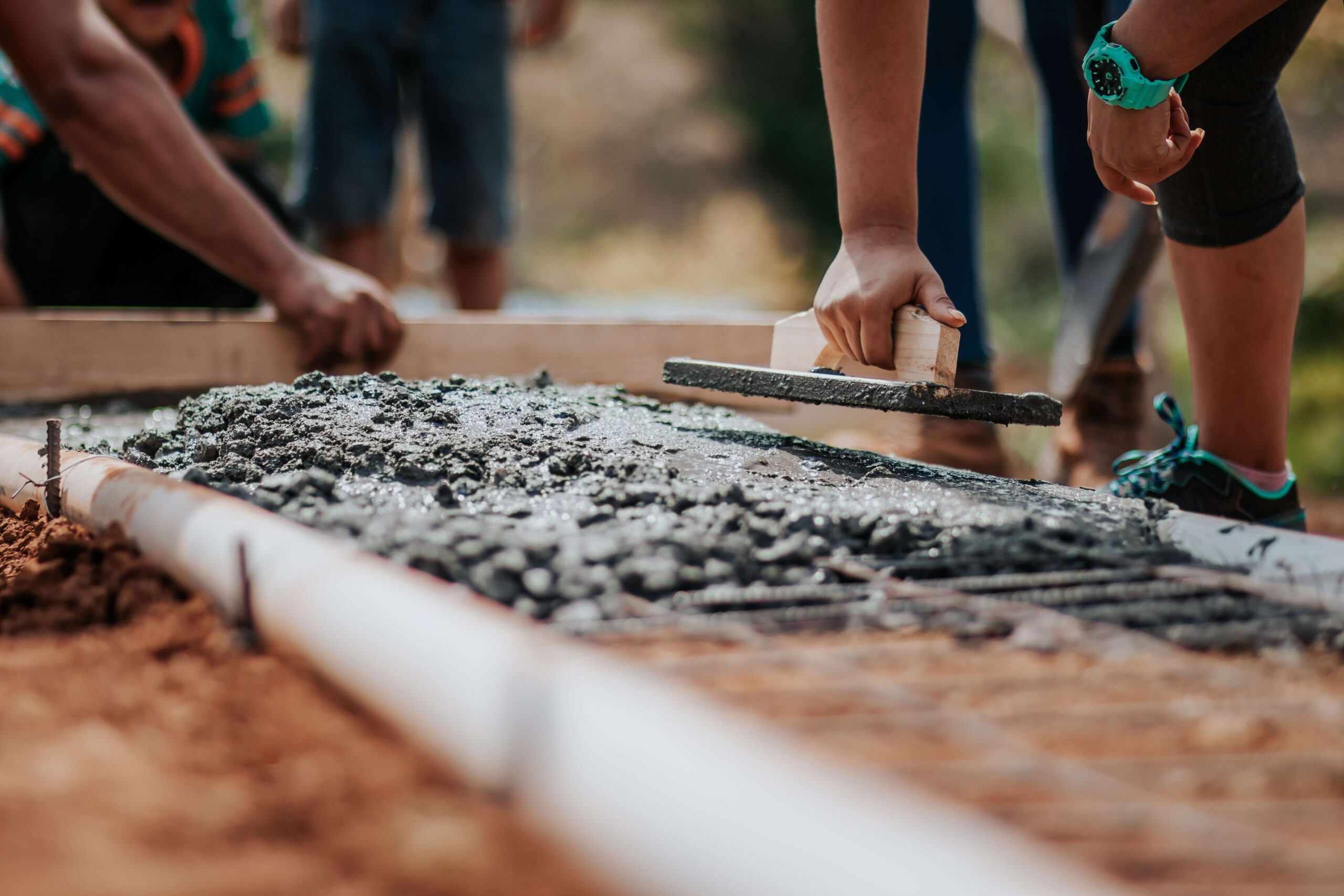 L'importance des solins de ciment entre les murs et la toiture