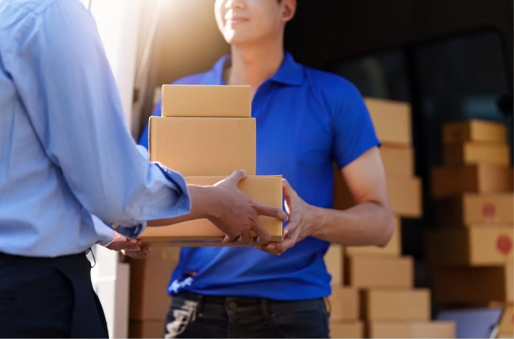 Préparation de colis en entrepôt illustrant la mesure du taux de service logistique