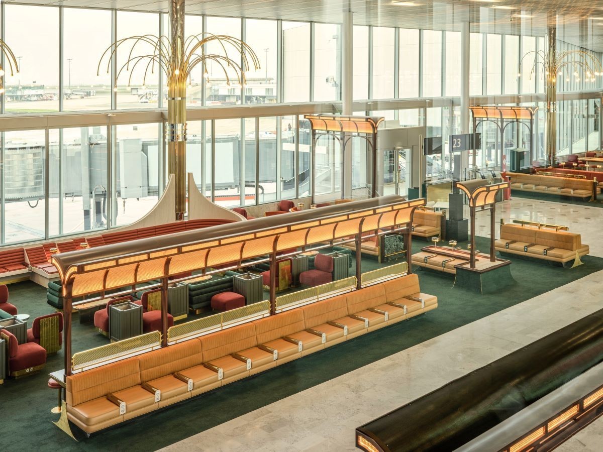Terminaux de Charles de Gaulle aéroport à Roissy avec un avion au décollage