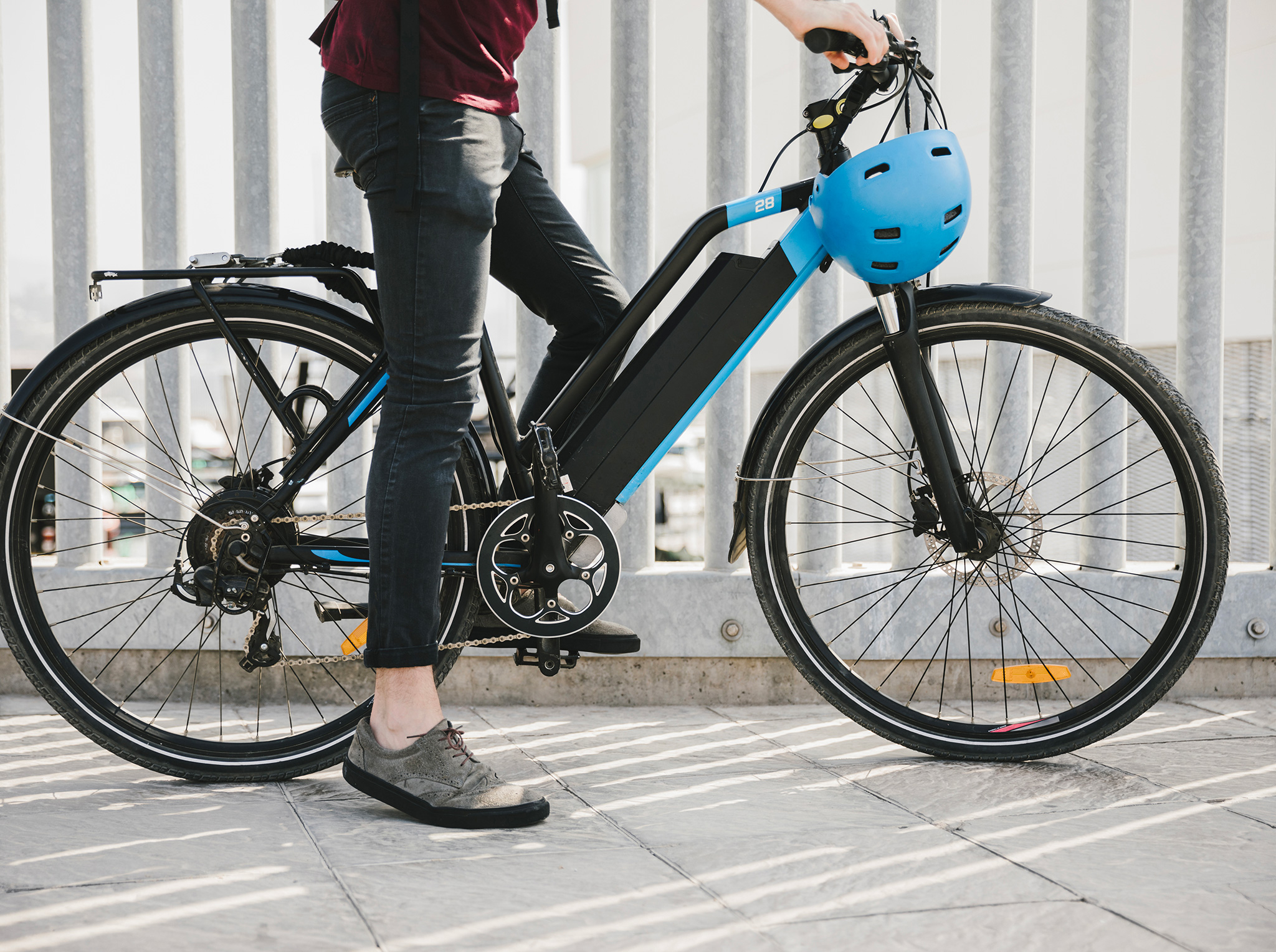 Vélo à assistance électrique stationné en ville