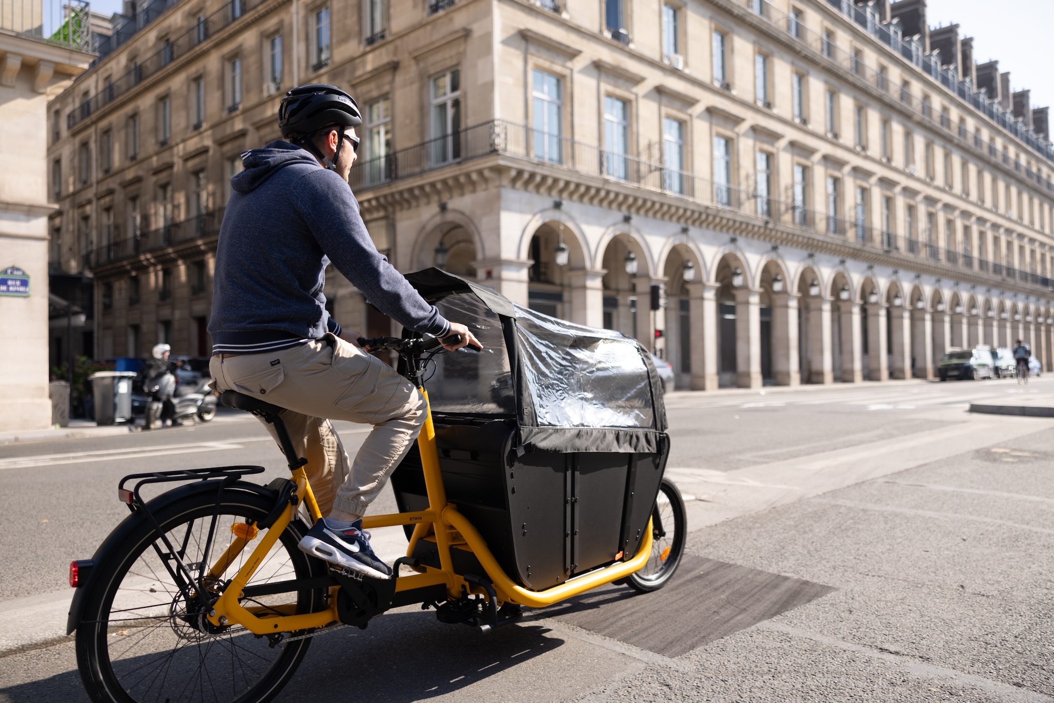 Vélo cargo électrique circulant en ville avec des enfants à bord