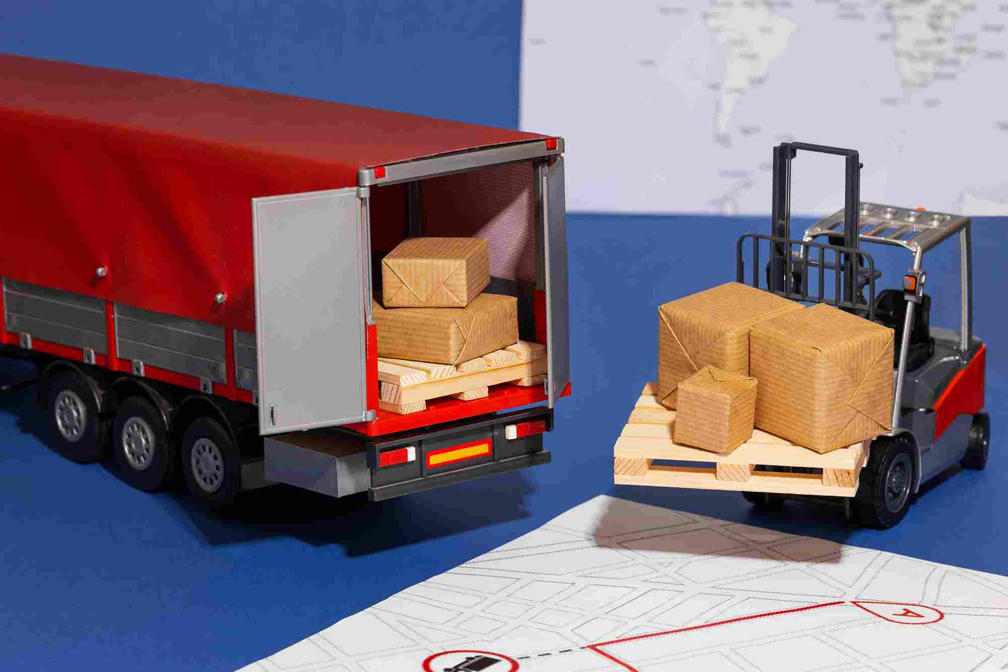 Deux professionnels du transport discutent d'un contrat devant un camion stationné à quai