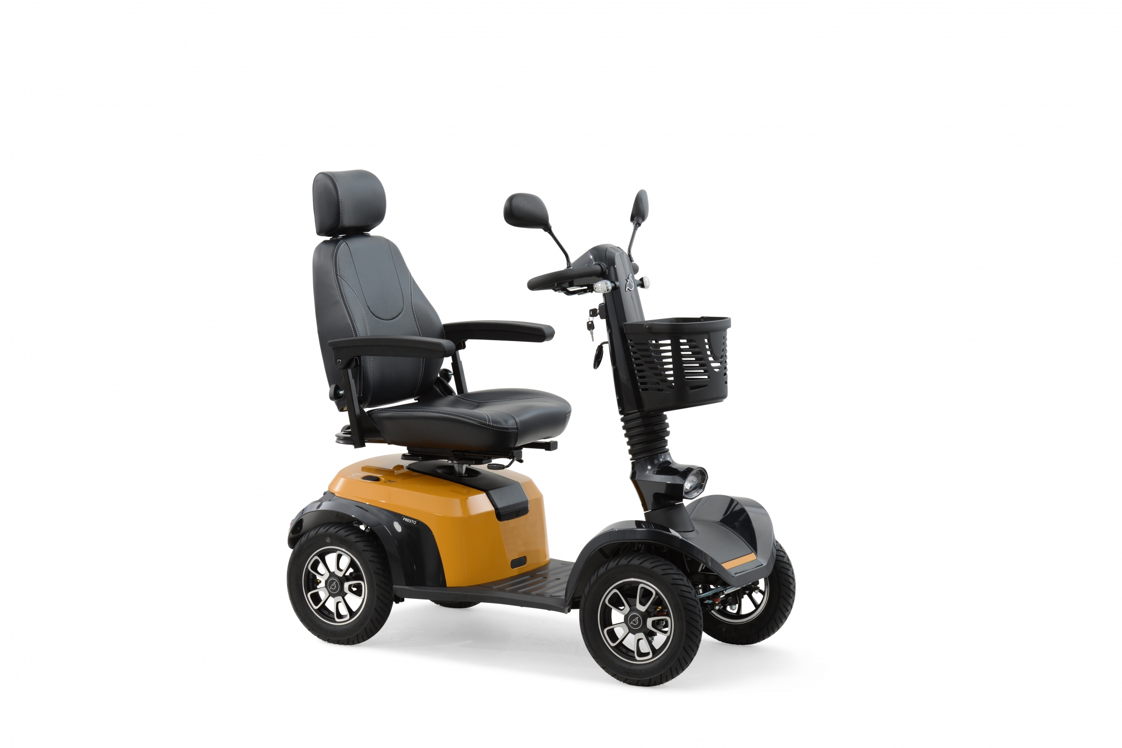 Fauteuil roulant électrique Life Mobility utilisé pour un déplacement quotidien sur un trottoir urbain